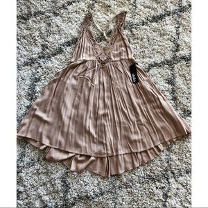 🆕**NWT** Lulu’s Tan Babydoll Tie Dress, Size M